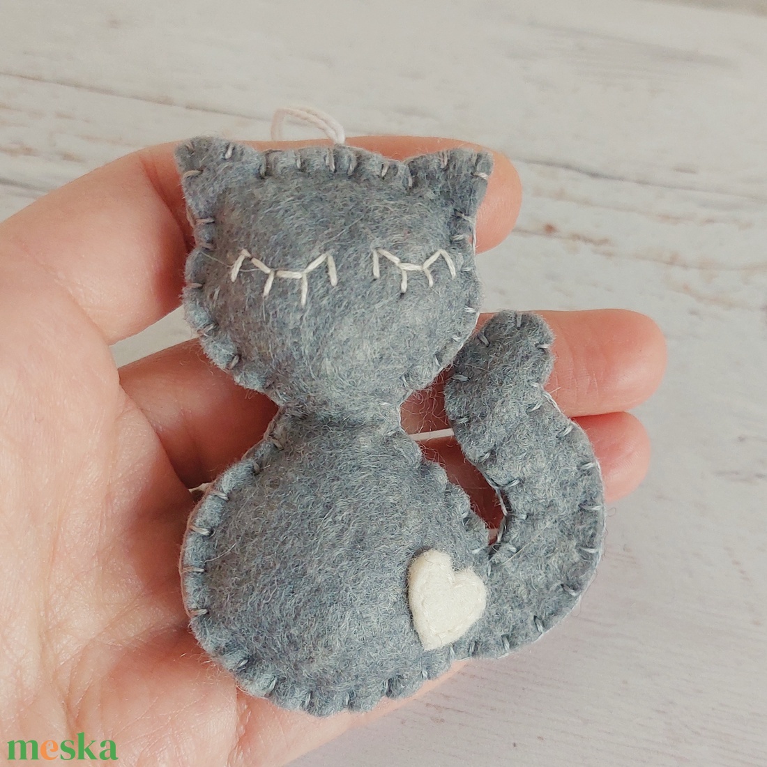 Filc szunyókáló cica� puha, kedves kézműves dekoráció - karácsony - karácsonyi lakásdekoráció - karácsonyi lakásdíszek - Meska.hu