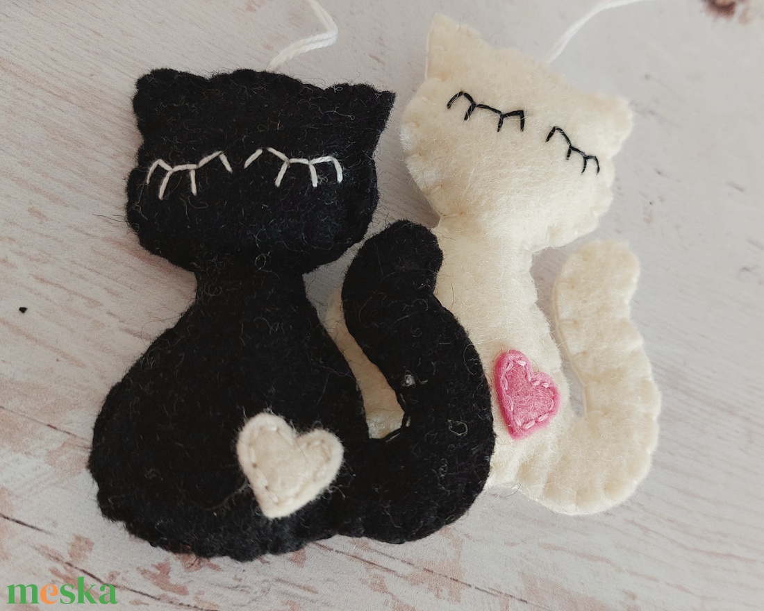 Filc szunyókáló cica� puha, kedves kézműves dekoráció - karácsony - karácsonyi lakásdekoráció - karácsonyi lakásdíszek - Meska.hu