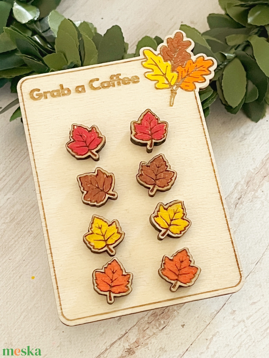 4 pár bedugós levél fülbevaló szett � színes fa levelek fatáblán - ékszer - fülbevaló - pötty fülbevaló - Meska.hu