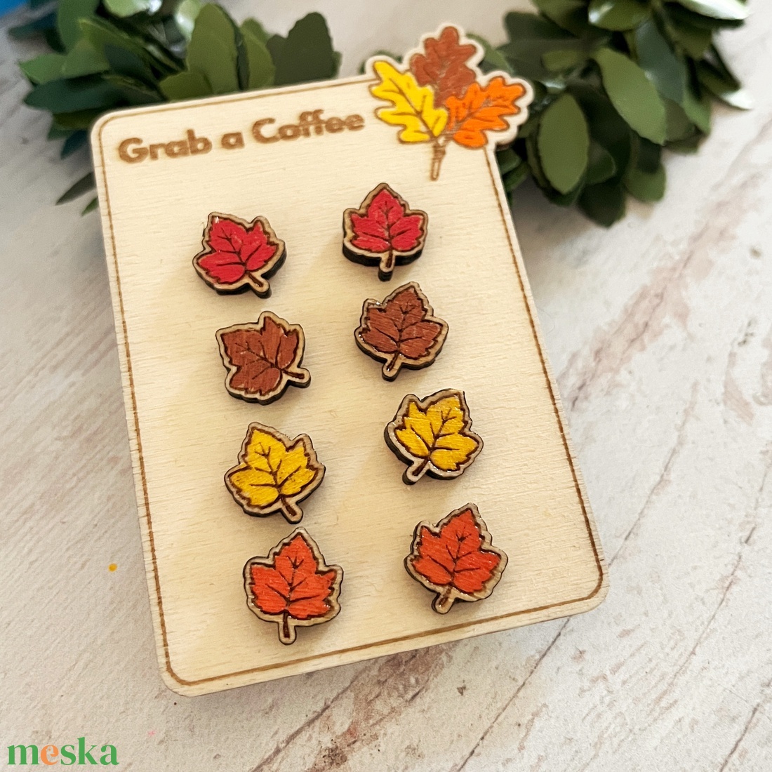 4 pár bedugós levél fülbevaló szett � színes fa levelek fatáblán - ékszer - fülbevaló - pötty fülbevaló - Meska.hu