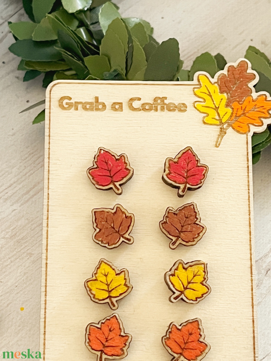 4 pár bedugós levél fülbevaló szett � színes fa levelek fatáblán - ékszer - fülbevaló - pötty fülbevaló - Meska.hu