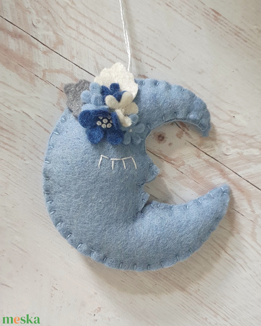 Világoskék gyapjúfilc hold dísz � kézzel varrt, kék-fehér virágokkal - karácsony - karácsonyi lakásdekoráció - karácsonyi lakásdíszek - Meska.hu