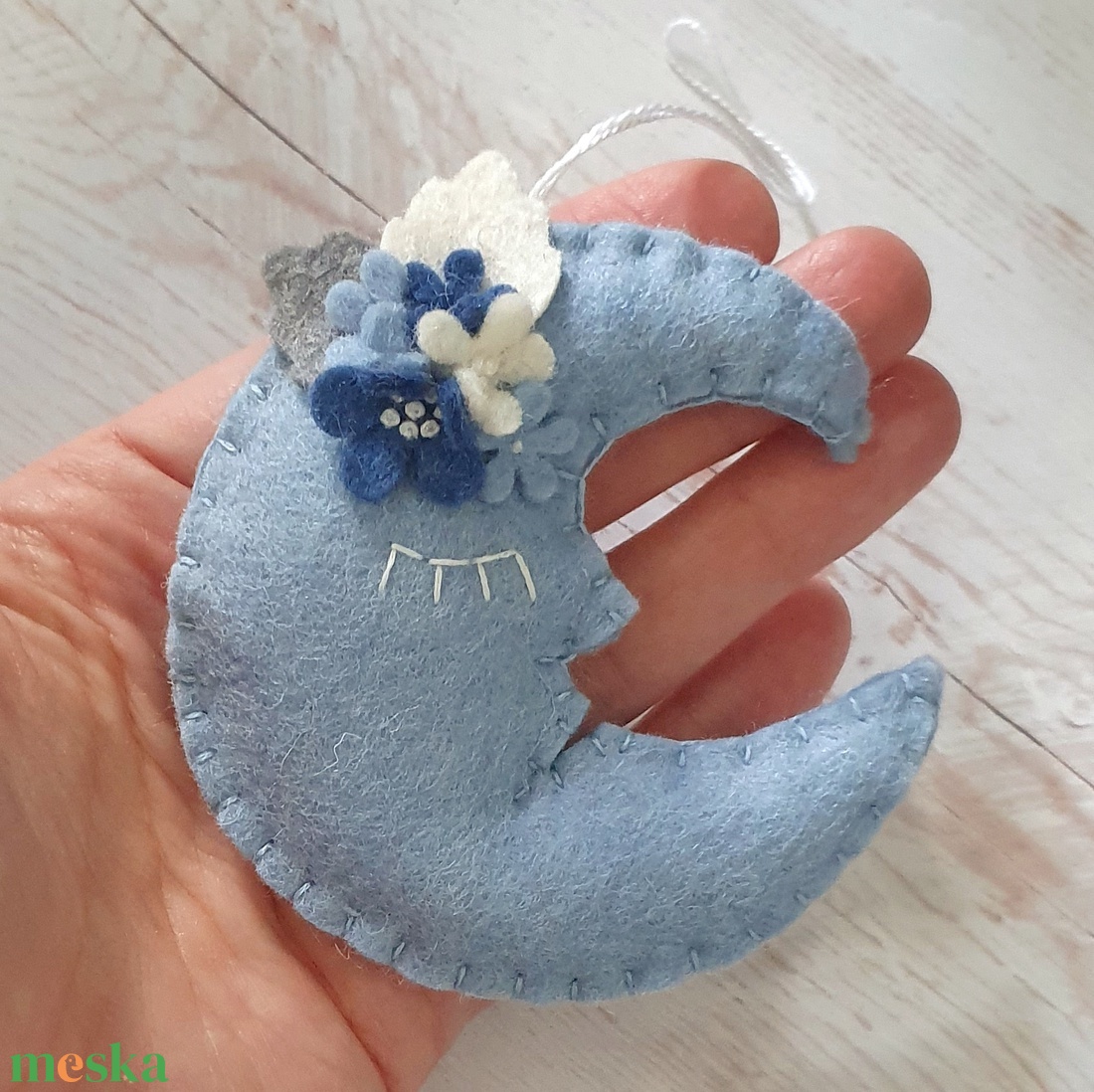 Világoskék gyapjúfilc hold dísz � kézzel varrt, kék-fehér virágokkal - karácsony - karácsonyi lakásdekoráció - karácsonyi lakásdíszek - Meska.hu