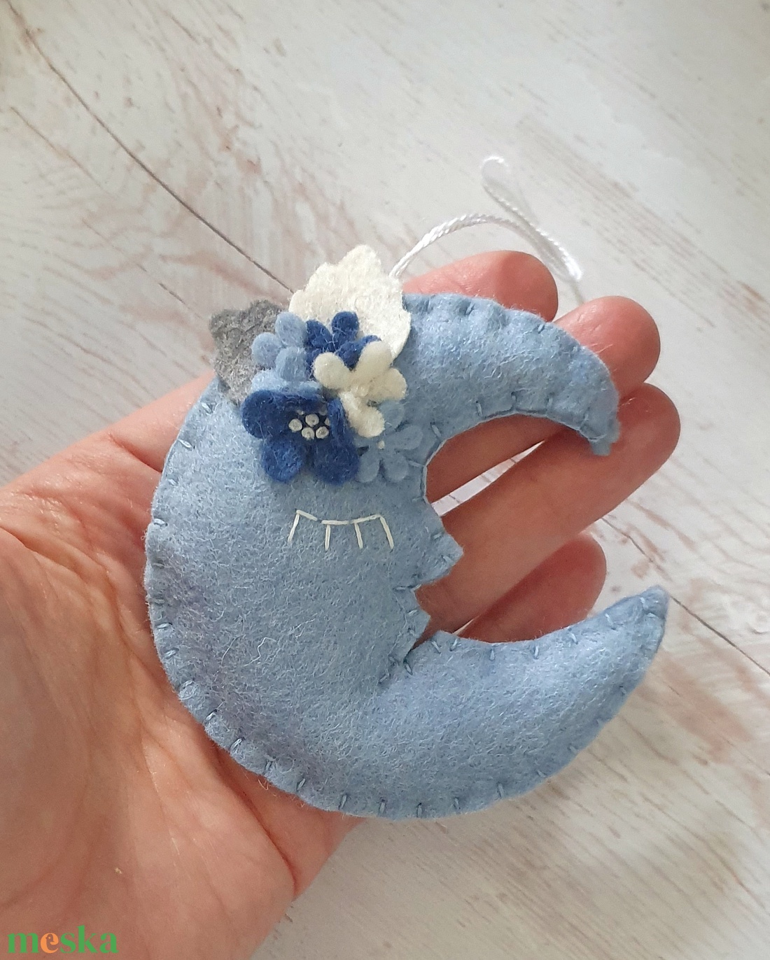 Világoskék gyapjúfilc hold dísz � kézzel varrt, kék-fehér virágokkal - karácsony - karácsonyi lakásdekoráció - karácsonyi lakásdíszek - Meska.hu