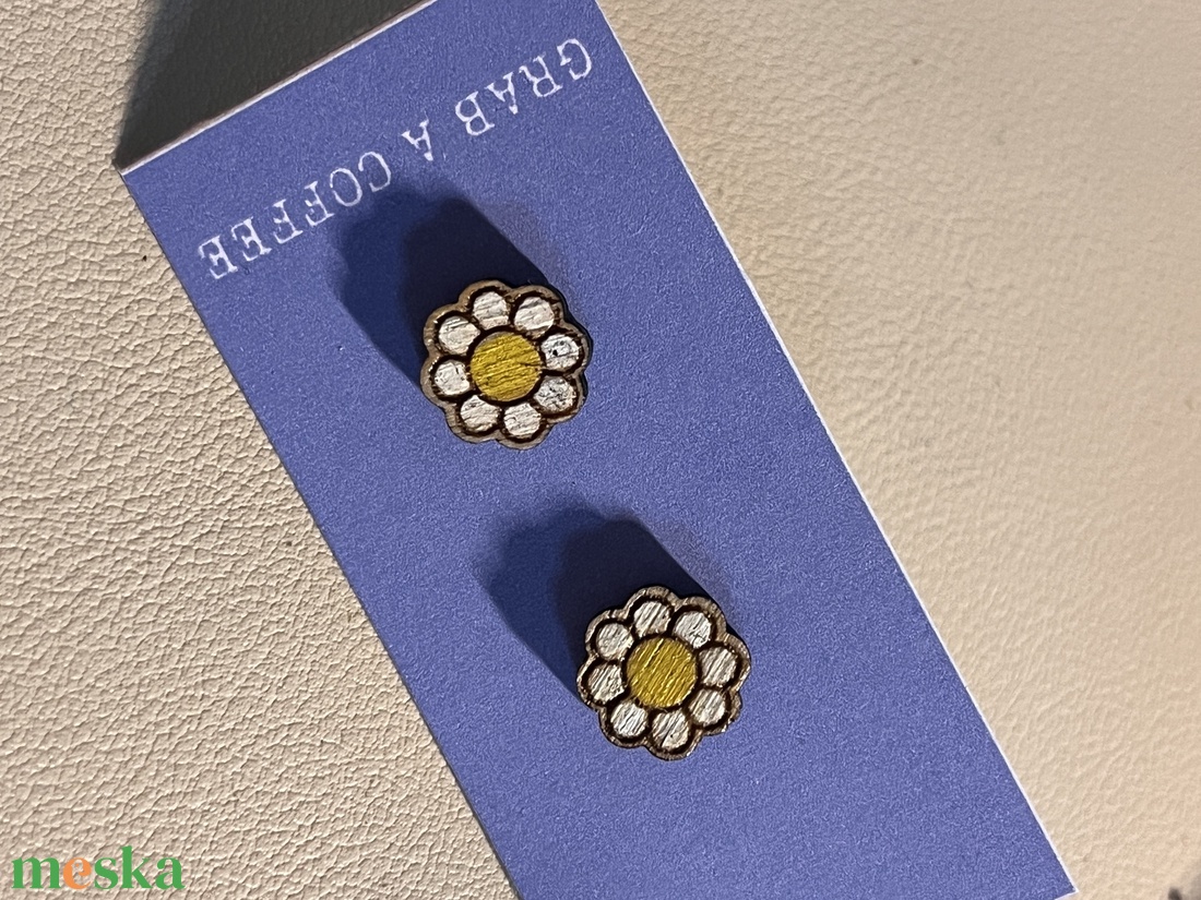 Virág - fából készült bedugós fülbevaló - ékszer - fülbevaló - pötty fülbevaló - Meska.hu