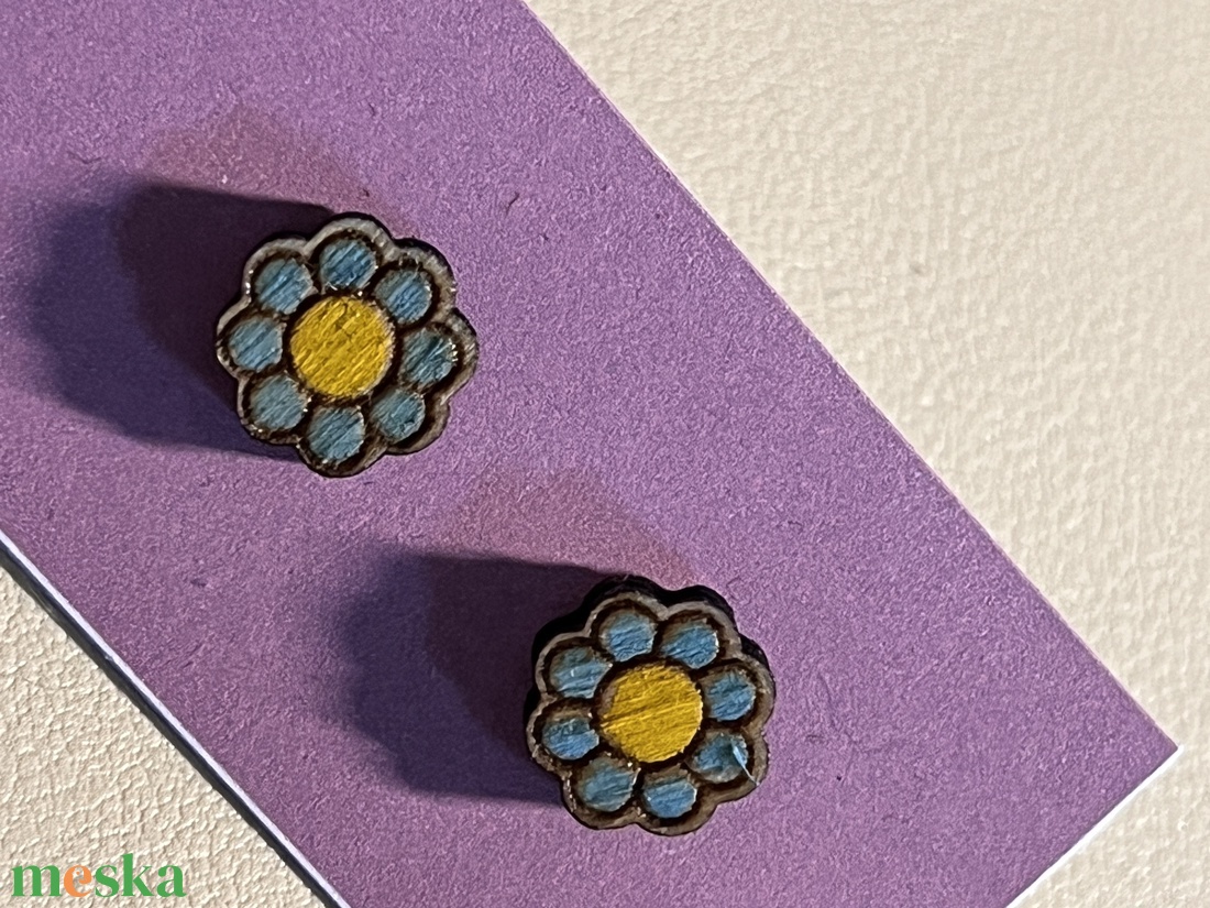 Virág - fából készült bedugós fülbevaló - ékszer - fülbevaló - pötty fülbevaló - Meska.hu