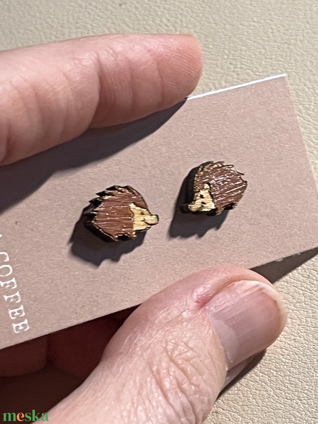 Apró fa bedugós süni fülbevaló � természetes, kedves kiegészítő - ékszer - fülbevaló - pötty fülbevaló - Meska.hu