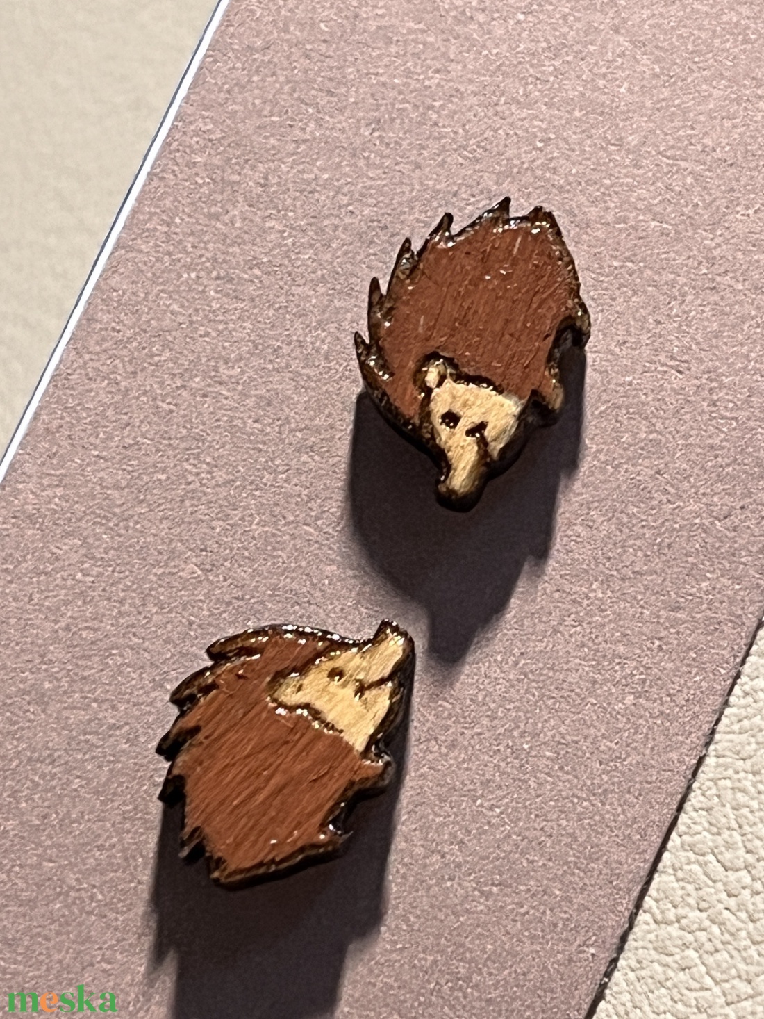 Apró fa bedugós süni fülbevaló � természetes, kedves kiegészítő - ékszer - fülbevaló - pötty fülbevaló - Meska.hu