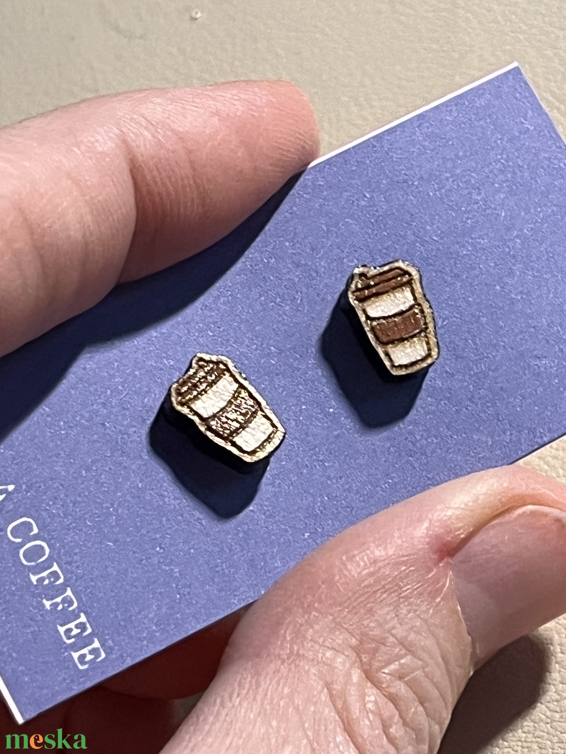 Apró fa bedugós kávéspohár fülbevaló � kávérajongóknak kötelező darab - ékszer - fülbevaló - pötty fülbevaló - Meska.hu