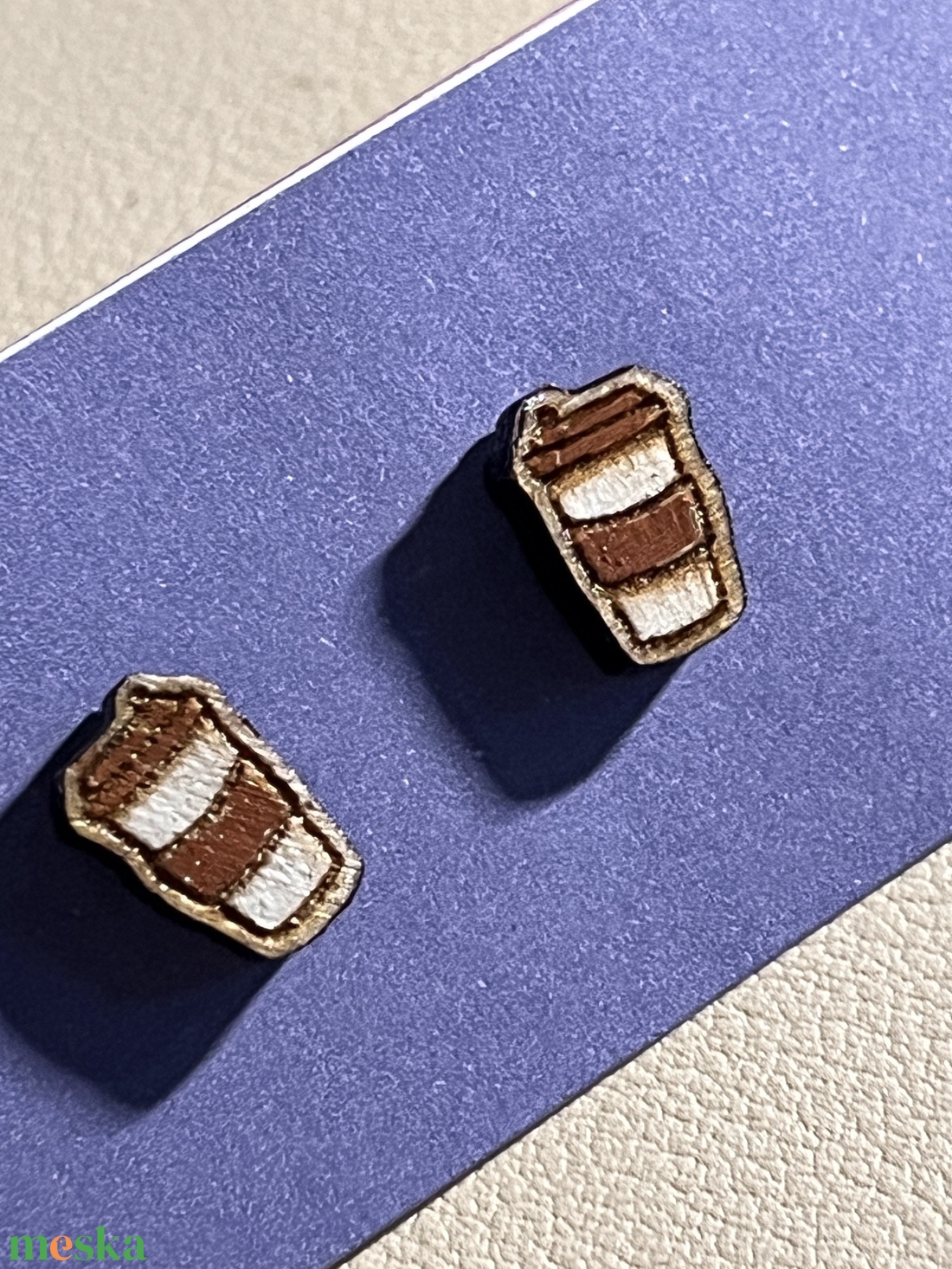 Apró fa bedugós kávéspohár fülbevaló � kávérajongóknak kötelező darab - ékszer - fülbevaló - pötty fülbevaló - Meska.hu