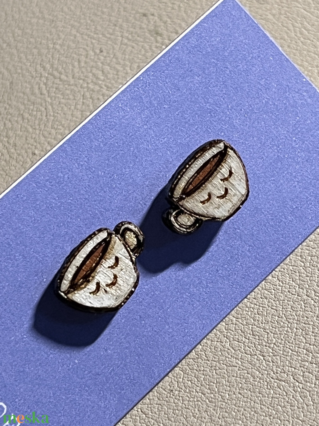 Apró fa bedugós mosolygó kávéscsésze fülbevaló � vidám, barátságos kiegészítő - ékszer - fülbevaló - pötty fülbevaló - Meska.hu