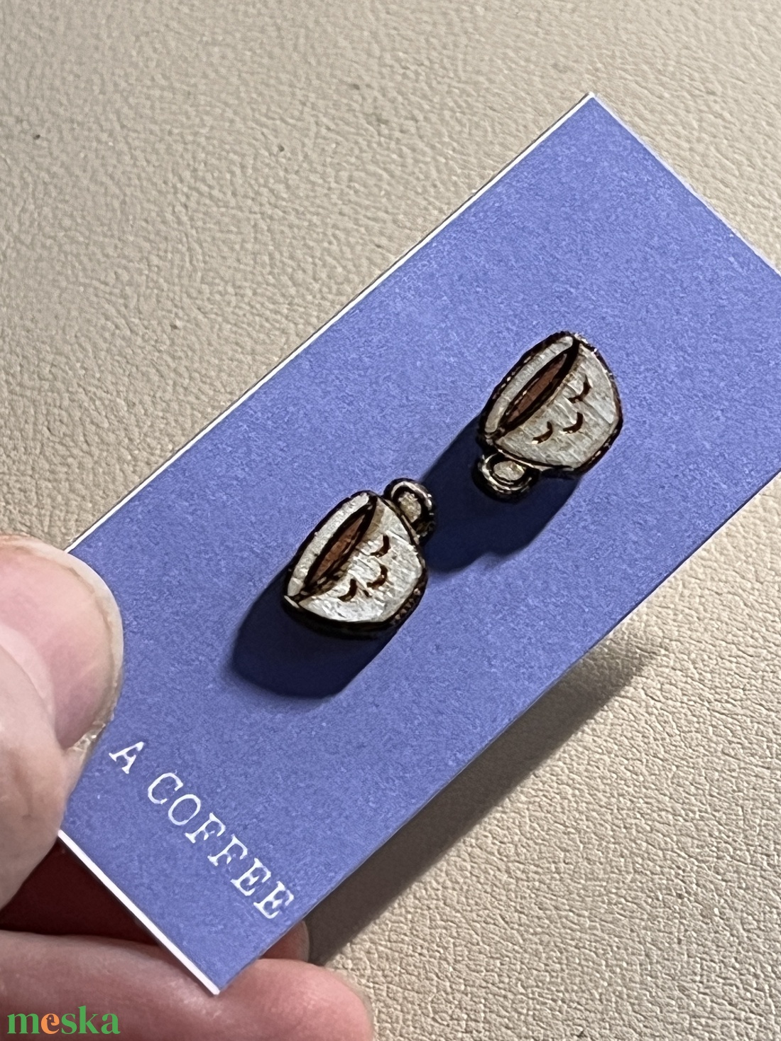 Apró fa bedugós mosolygó kávéscsésze fülbevaló � vidám, barátságos kiegészítő - ékszer - fülbevaló - pötty fülbevaló - Meska.hu