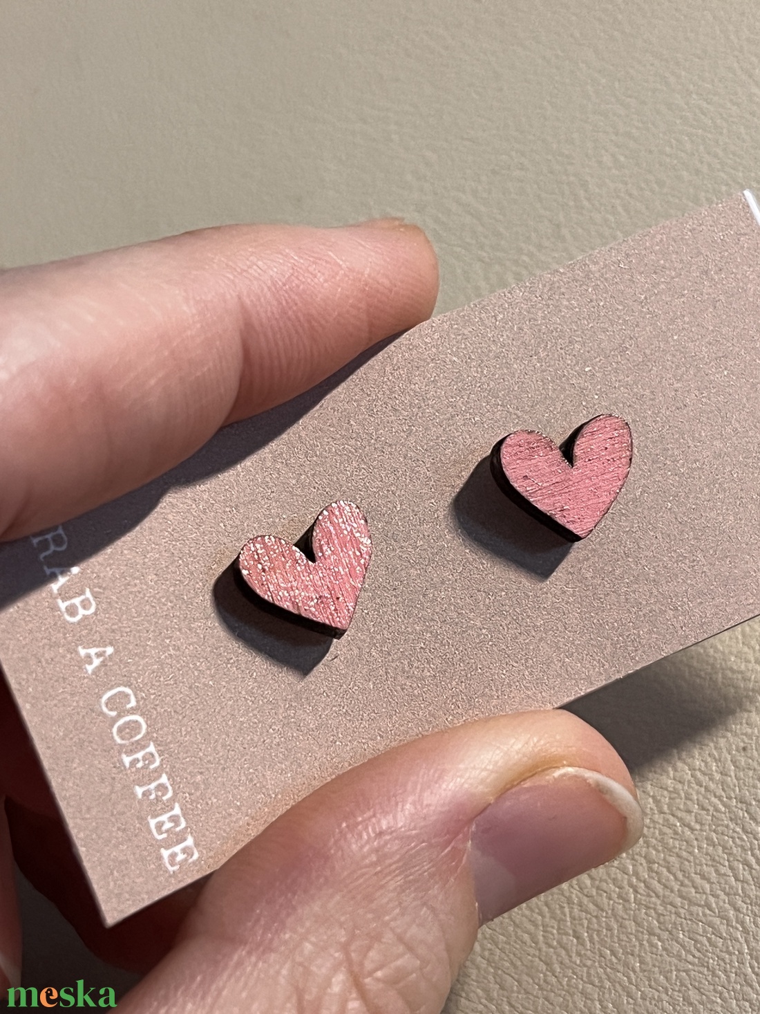 Apró fa bedugós szív fülbevaló � letisztult, romantikus kiegészítő - ékszer - fülbevaló - pötty fülbevaló - Meska.hu