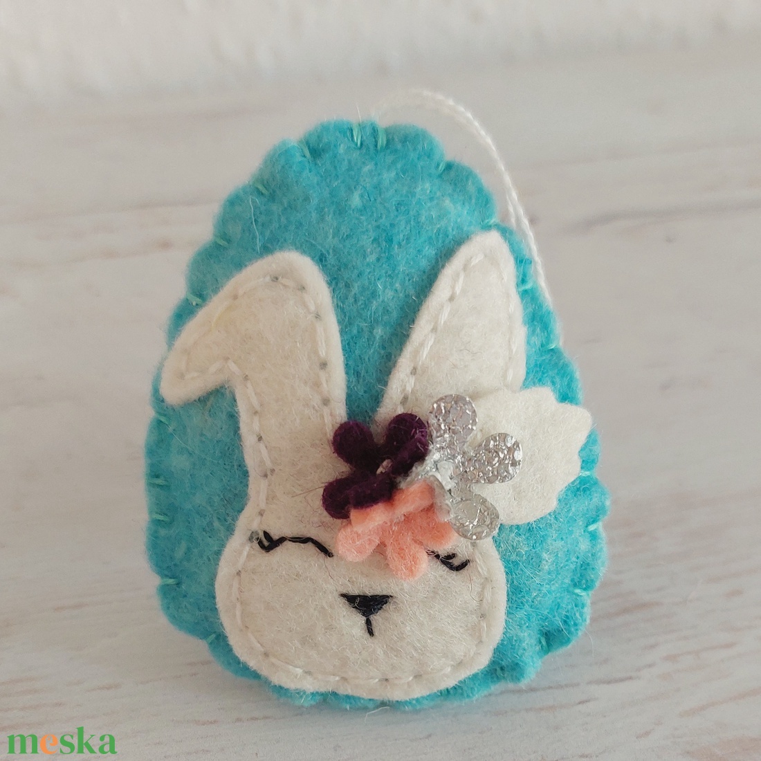 Virágos nyuszi tojás - gyapjúfilcből készült húsvéti dekoráció - ünnepi díszek, dekorációk - húsvéti díszek és dekorációk - húsvéti tojásfadíszek - Meska.hu