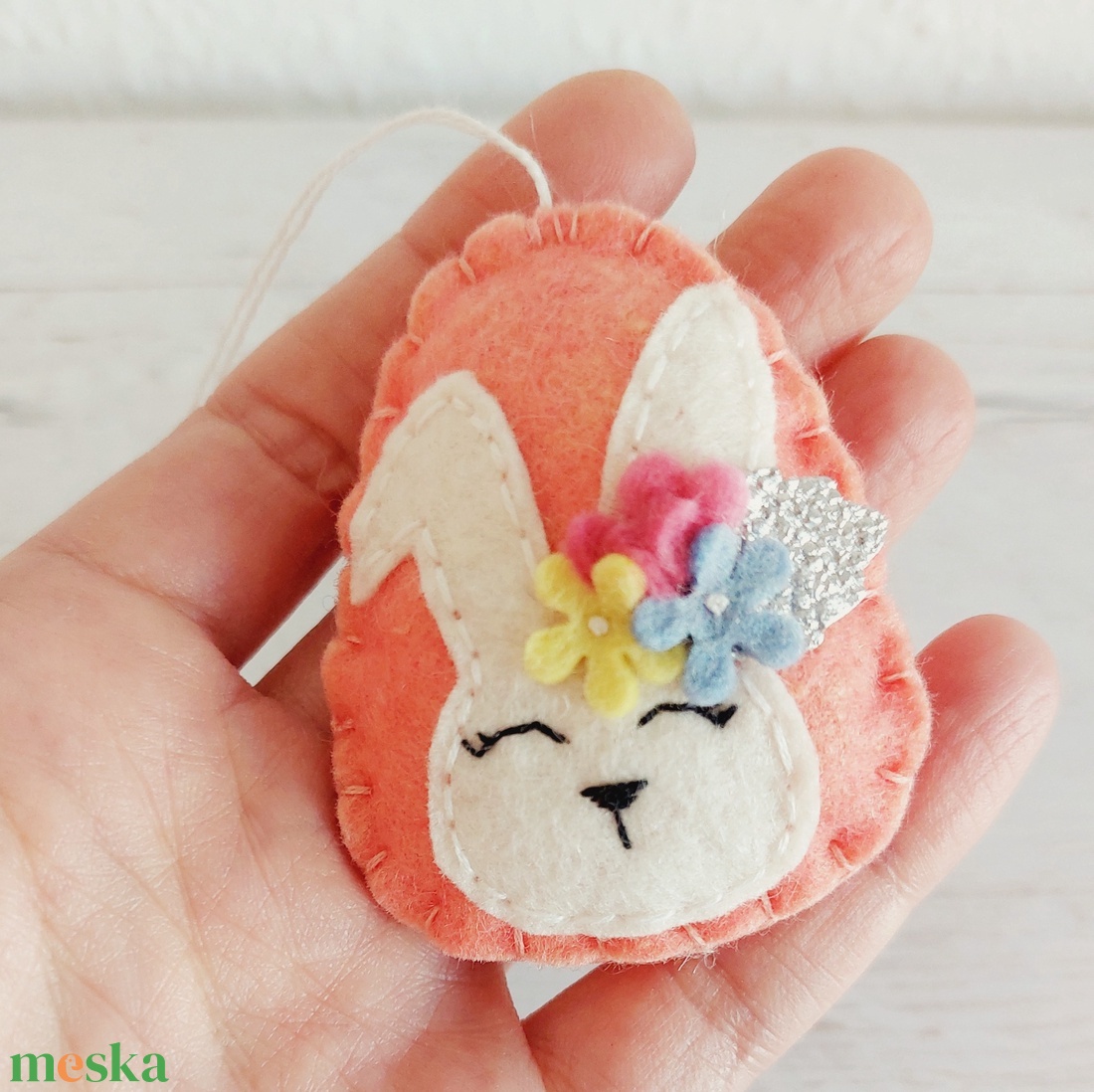 Virágos nyuszi tojás - gyapjúfilcből készült húsvéti dekoráció - ünnepi díszek, dekorációk - húsvéti díszek és dekorációk - húsvéti tojásfadíszek - Meska.hu