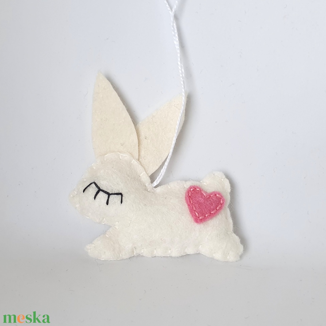 Fehér nyuszi - gyapjúfilcből készült húsvéti dekoráció - ünnepi díszek, dekorációk - húsvéti díszek és dekorációk - húsvéti tojásfadíszek - Meska.hu