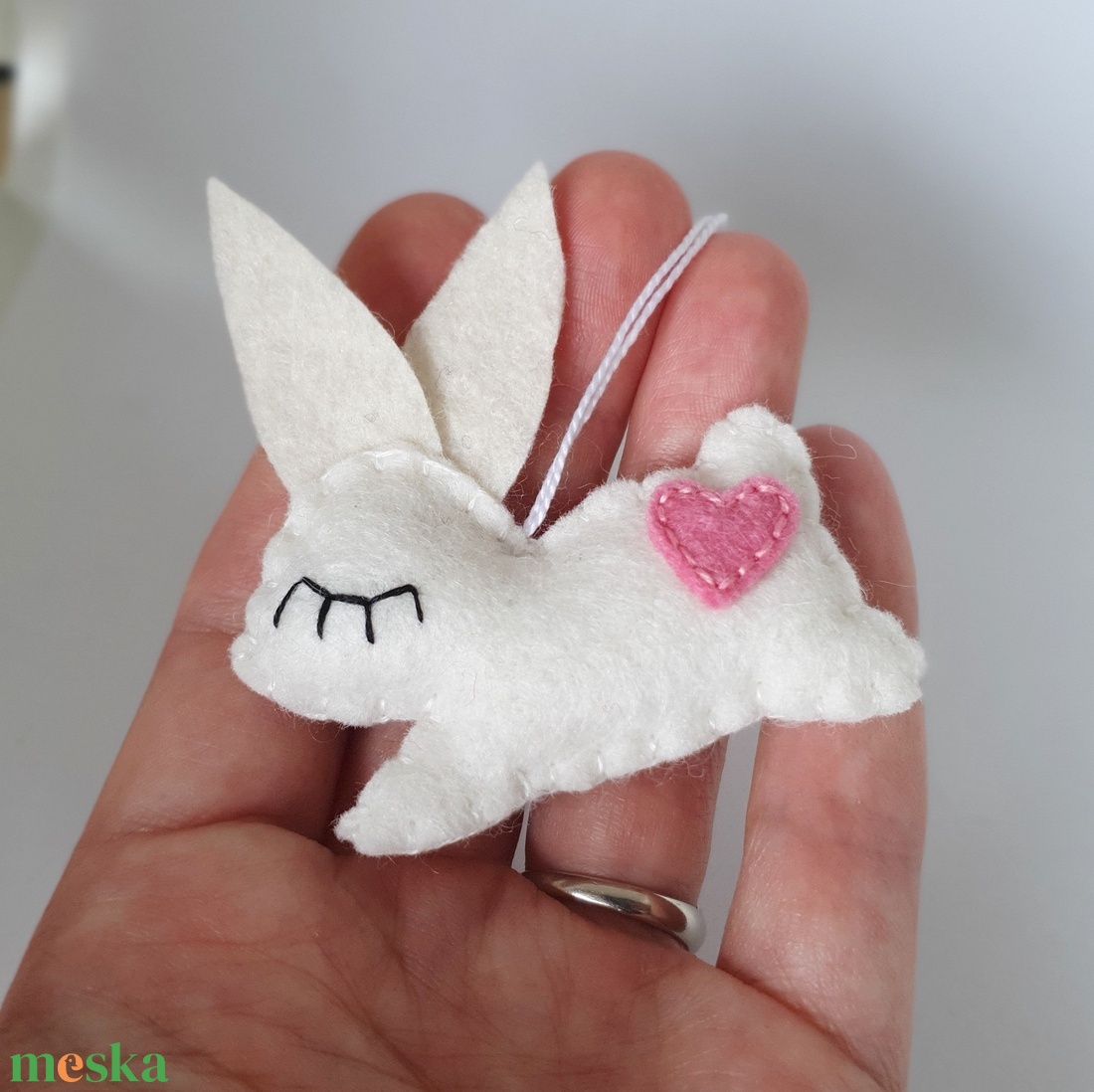 Fehér nyuszi - gyapjúfilcből készült húsvéti dekoráció - ünnepi díszek, dekorációk - húsvéti díszek és dekorációk - húsvéti tojásfadíszek - Meska.hu