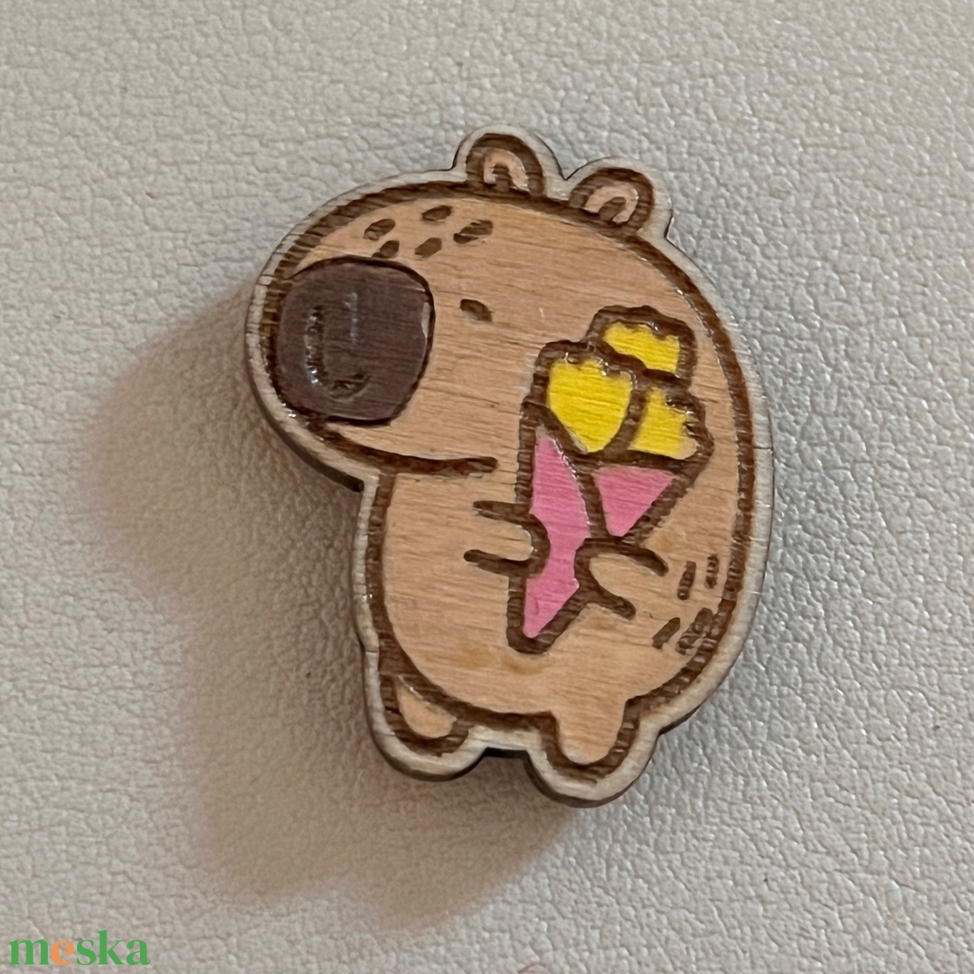 Fa capíbara virágcsokorral hűtőmágnes - otthon & életmód - konyhafelszerelés, tálalás - konyhai dekoráció - hűtőmágnes - Meska.hu