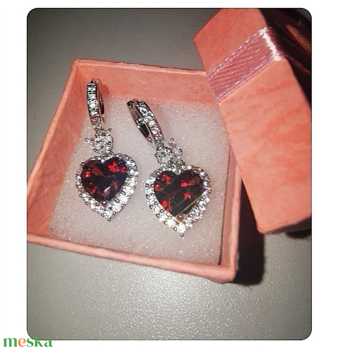 Vörös cirkónia szív fülbevaló - ékszer - fülbevaló - lógó fülbevaló - Meska.hu