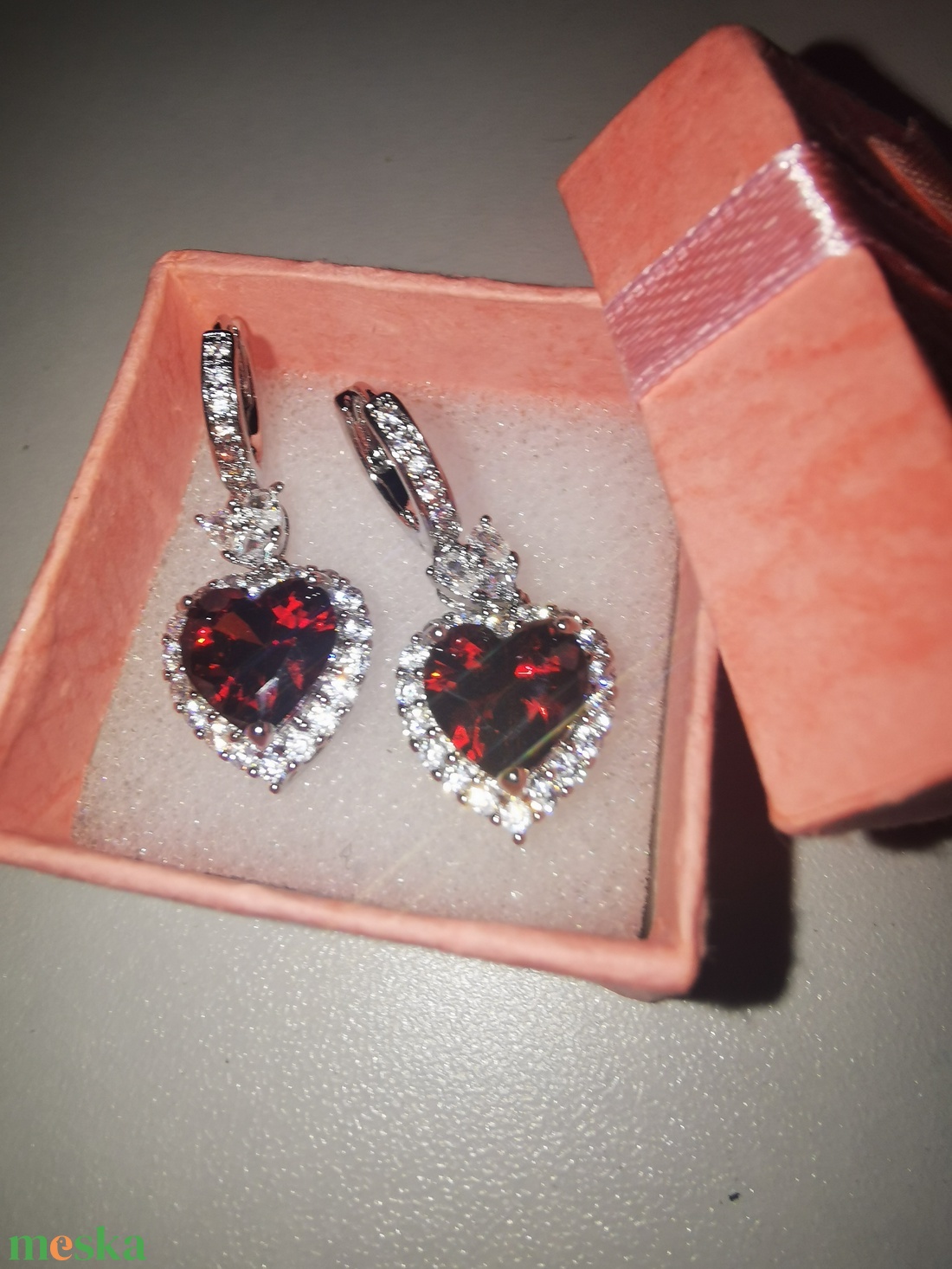 Vörös cirkónia szív fülbevaló - ékszer - fülbevaló - lógó fülbevaló - Meska.hu