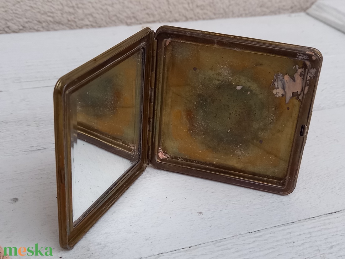 Vintage, sárgaréz bevonatos púderes doboz fózolt tükörbetéttel - szépségápolás - arcápolás - smink kellék - Meska.hu Vintage, sárgaréz bevonatos púderes doboz fózolt tükörbetéttel - szépségápolás - arcápolás - smink kellék - Meska.hu