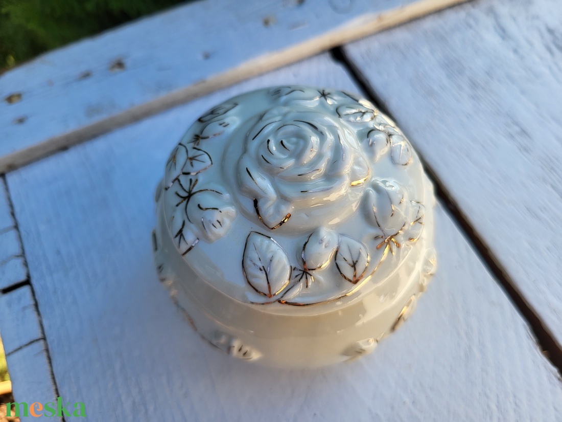 Rózsamintás porcelán bonbonier, cukortartó, ékszerdoboz - ékszer - ékszertartó - ékszerdoboz - Meska.hu