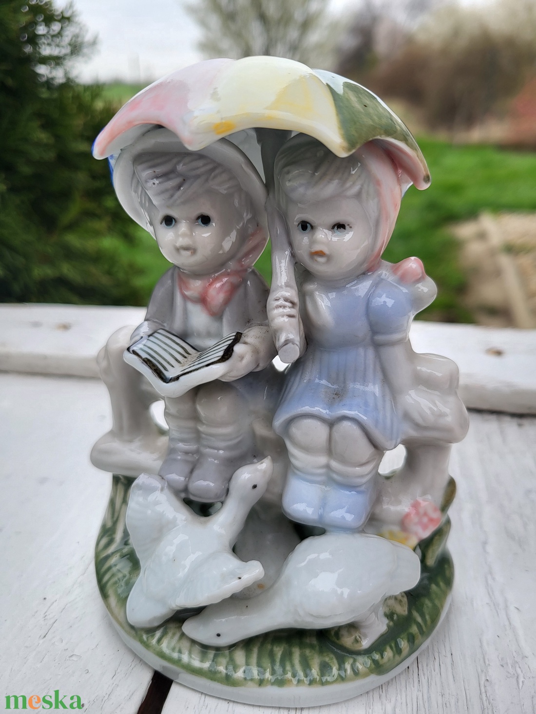 Vintage porcelán mesefigura_kerítésen ücsörgő gyerekek esernyővel, libákkal - otthon & életmód - dekoráció - dekoratív figurák és szobrok - Meska.hu