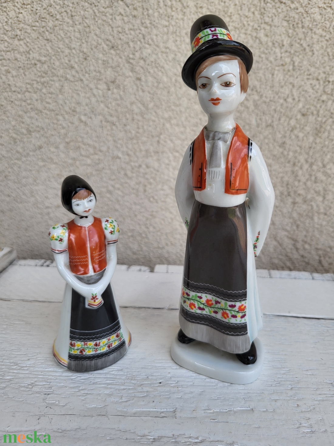 Hollóházi porcelán_kézzel festett, népviseletes fiú-lány páros - otthon & életmód - dekoráció - dekoratív figurák és szobrok - Meska.hu