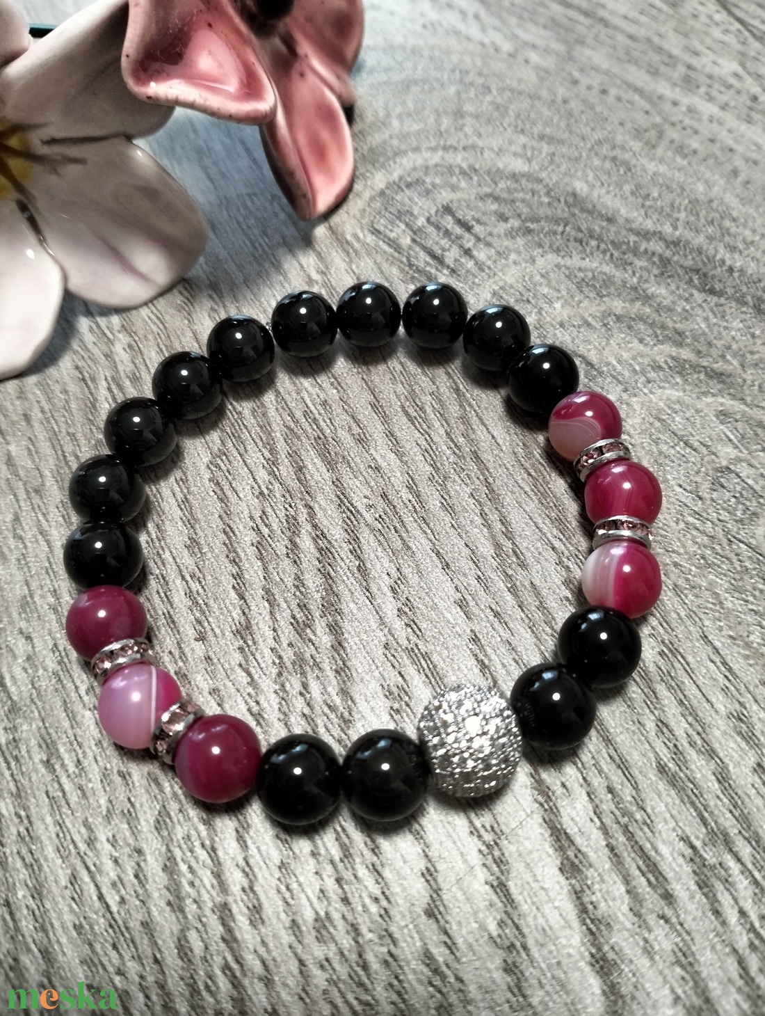 Női Ásványkarkötő - Pink achát + Ónix - ékszer - karkötő - ásványkarkötő - Meska.hu