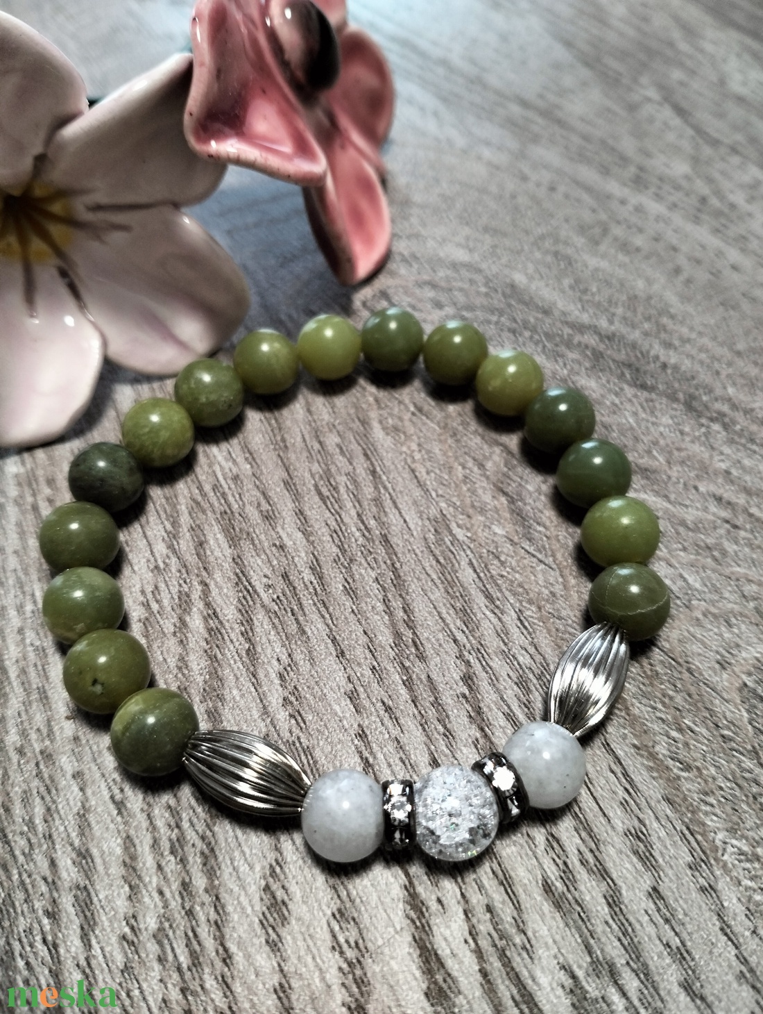 Női Ásványkarkötő - Roppantott hegyikristály + Fehér holdkő + Jáde - ékszer - karkötő - ásványkarkötő - Meska.hu
