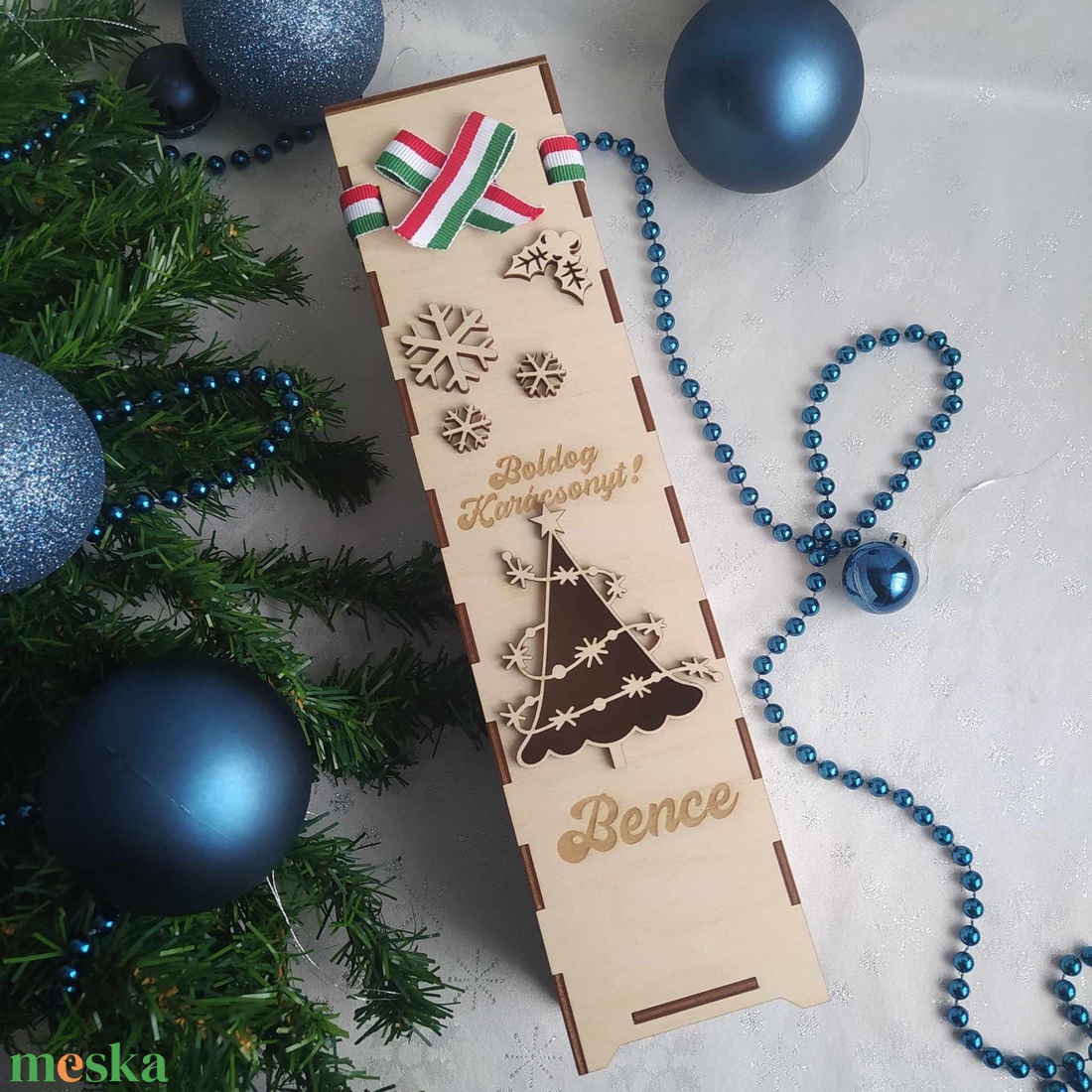 Fa boros doboz karácsonyi díszítéssel, nemzeti színű szalaggal - otthon & életmód - dekoráció - asztal és polc dekoráció - díszdoboz - Meska.hu