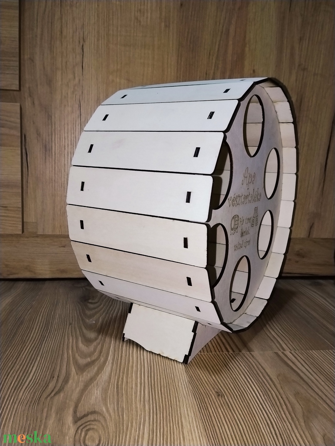 A tökéletes ajándék, amit nem a polcon fognak kerülgetni fa söröshordó - karácsony - karácsonyi ajándékozás - karácsonyi ajándékcsomagolás - Meska.hu