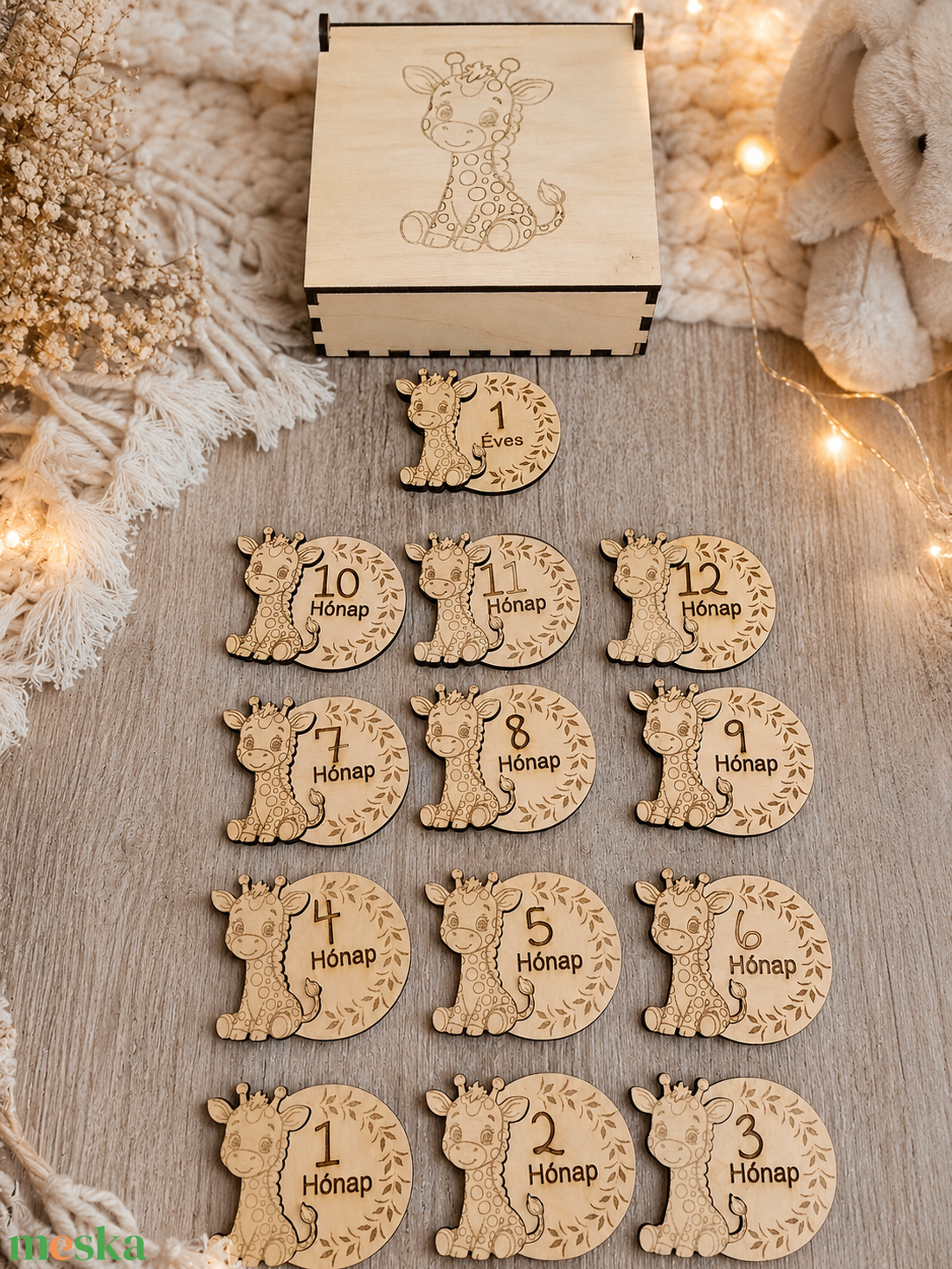 Zsiráfos babafotózási mérföldkő korong szett díszdobozban � 13 db-os, gravírozott fa emlék - baba - mama - babafotózás - baba mérföldkő kártyák - Meska.hu