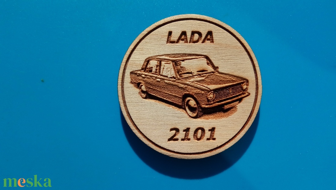 Lada 2101 mintás hűtőmágnes. Ladás gravírozás. (Az autó eredeti szine: kék.) - otthon & életmód - konyhafelszerelés, tálalás - konyhai dekoráció - hűtőmágnes - Meska.hu