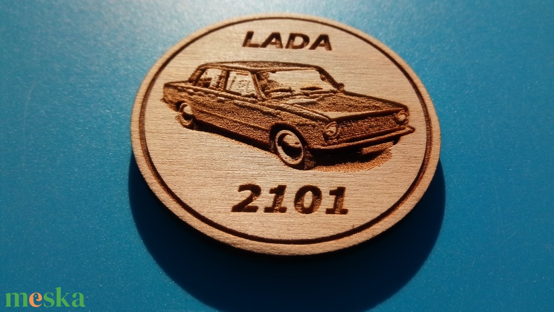 Lada 2101 mintás hűtőmágnes. Ladás gravírozás. (Az autó eredeti szine: kék.) - otthon & életmód - konyhafelszerelés, tálalás - konyhai dekoráció - hűtőmágnes - Meska.hu