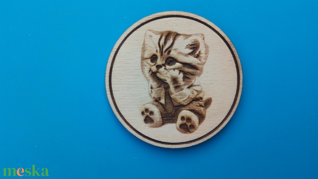 Cicás hűtőmágnesek, 1/3. Rajzolt cica sorozat. Macskás gravírozású hűtőmágnesek. - otthon & életmód - konyhafelszerelés, tálalás - konyhai dekoráció - hűtőmágnes - Meska.hu