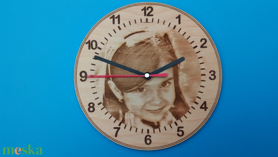 Egyedi, arcképes falióra. Te lehetsz rajta! Vagy a gyermeked. Grafvírozott ajándék, bármilyen alkalomra. - otthon & életmód - dekoráció - fali és függő dekoráció - falióra & óra - Meska.hu