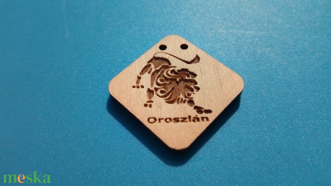 OROSZLÁN horoszkóp mintás függő. Visszapillantóra, nyakba, szekrényajtóra, hátizsákra. - otthon & életmód - dekoráció - fali és függő dekoráció - függődísz - Meska.hu OROSZLÁN horoszkóp mintás függő. Visszapillantóra, nyakba, szekrényajtóra, hátizsákra. - otthon & életmód - dekoráció - fali és függő dekoráció - függődísz - Meska.hu
