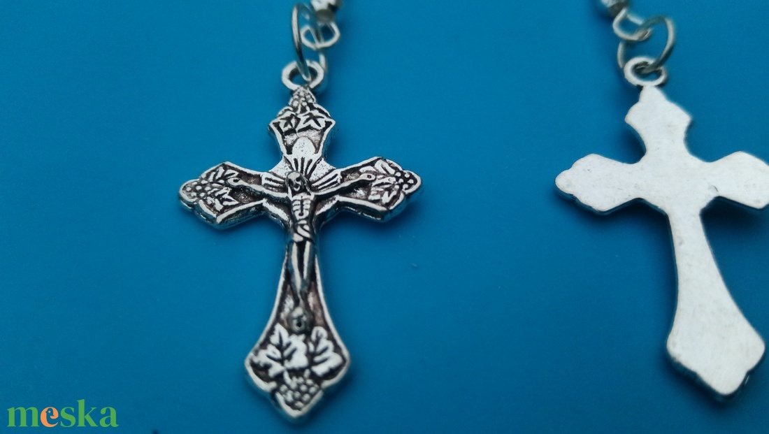Kereszt medálos fübevaló. (Krisztus) Láncos kivitel. Képek később. - esküvő - ékszer - fülbevaló - Meska.hu