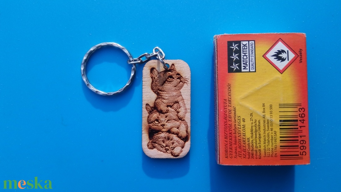 Macskák egymáson. Gravírozott cicás kulcstartó. - táska & tok - kulcstartó & táskadísz - kulcstartó - Meska.hu
