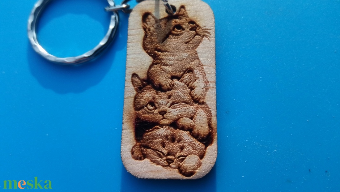 Macskák egymáson. Gravírozott cicás kulcstartó. - táska & tok - kulcstartó & táskadísz - kulcstartó - Meska.hu