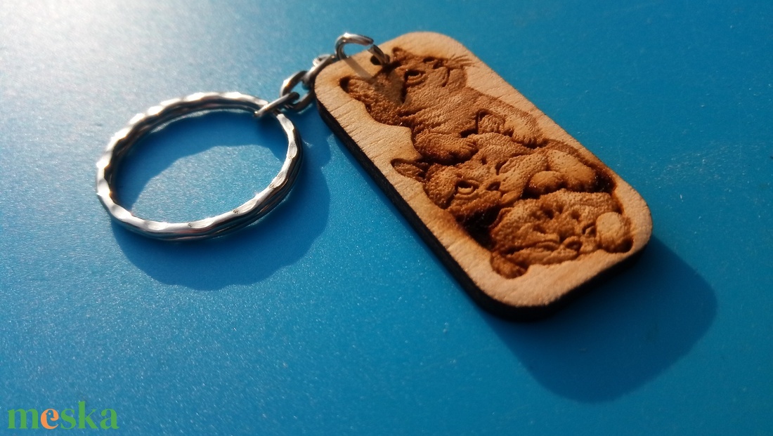 Macskák egymáson. Gravírozott cicás kulcstartó. - táska & tok - kulcstartó & táskadísz - kulcstartó - Meska.hu