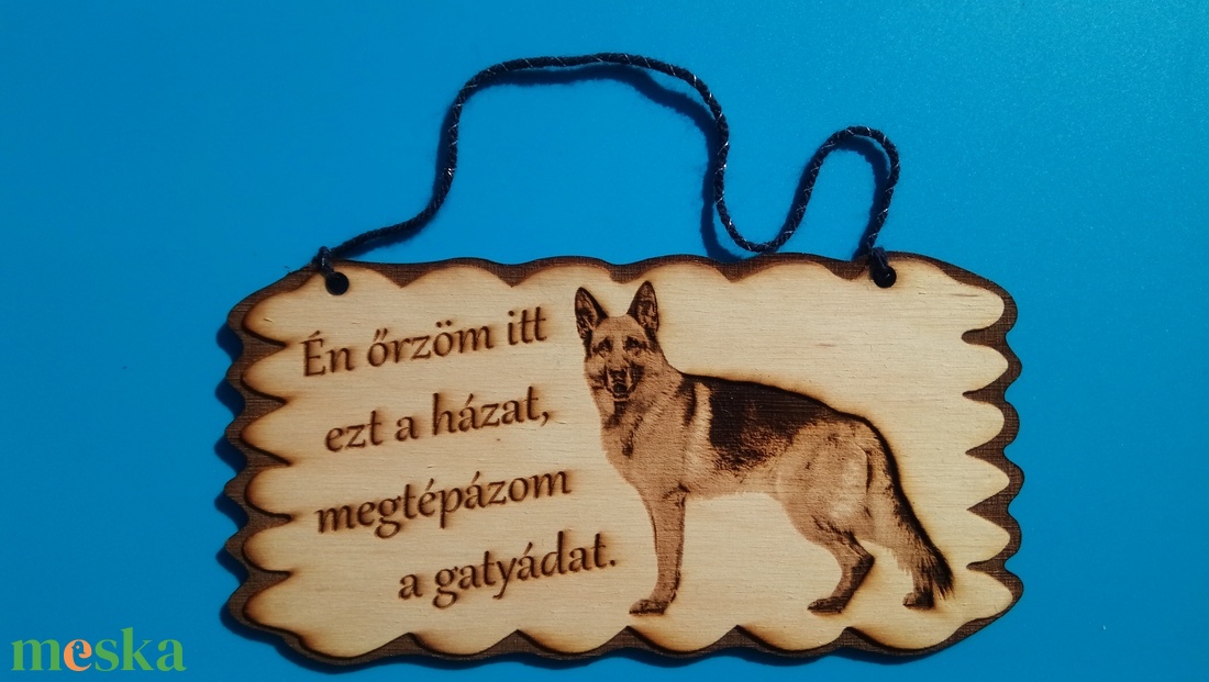 Kutyatábla. Német juhász és szöveg gravírozással. Vigyázz a kutya harap helyett. (megtépázom) - esküvő - dekoráció - tábla & jelzés - Meska.hu