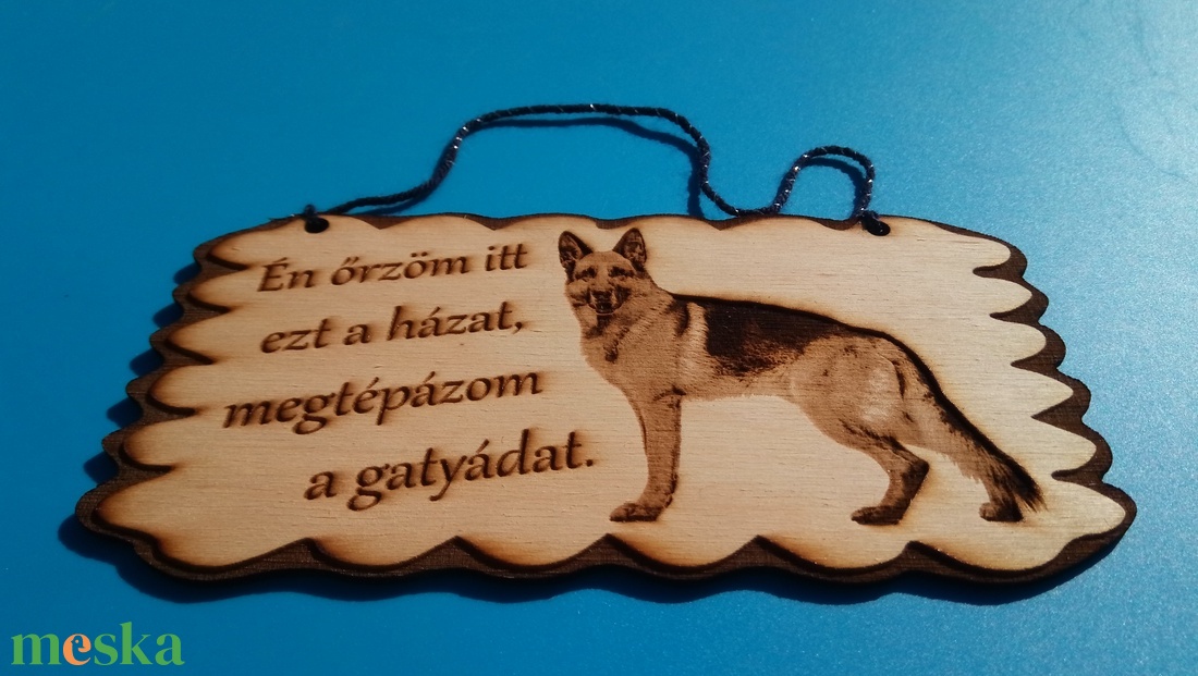 Kutyatábla. Német juhász és szöveg gravírozással. Vigyázz a kutya harap helyett. (megtépázom) - esküvő - dekoráció - tábla & jelzés - Meska.hu
