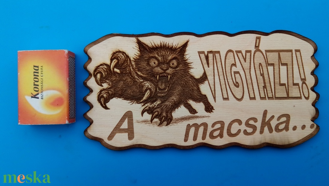Kutyatábla, macskával. Vigyázz a kutya harap helyett. VIGYÁZZ!! A macska... Macsek rajongóknak, vicces kivitelben. - esküvő - dekoráció - tábla & jelzés - Meska.hu