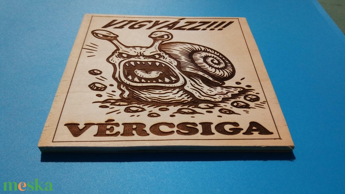 VUGYÁZZ! Vércsiga. Vigyázz a kutya harap helyett. Hulladék anyagra készült tábla. Kültéret nem bírja. - esküvő - dekoráció - tábla & jelzés - Meska.hu