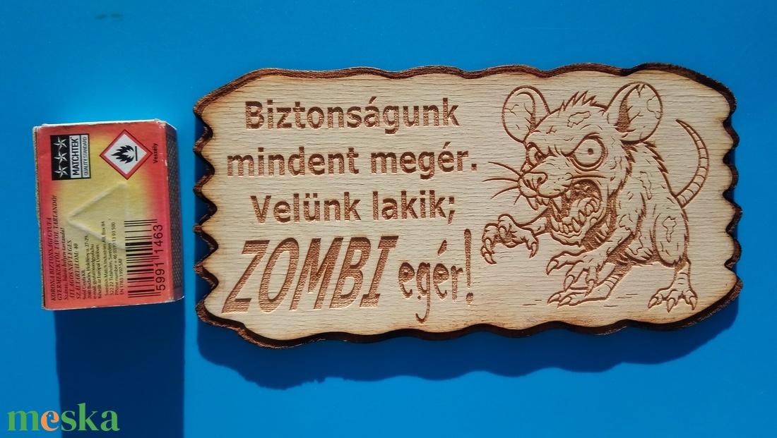 Kutyatábla, zombi egérrel. Vigyázz a kutya harap helyett. VIGYÁZZ!! ZOMBIegér!... (velünk lakik) - esküvő - dekoráció - tábla & jelzés - Meska.hu
