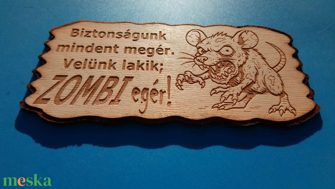 Kutyatábla, zombi egérrel. Vigyázz a kutya harap helyett. VIGYÁZZ!! ZOMBIegér!... (velünk lakik) - esküvő - dekoráció - tábla & jelzés - Meska.hu