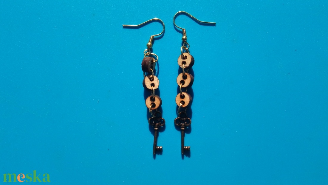 Kulcsos fülbevaló. (dugóaljú) Láncos.  - esküvő - ékszer - fülbevaló - Meska.hu