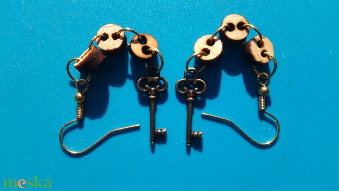 Kulcsos fülbevaló. (dugóaljú) Láncos.  - esküvő - ékszer - fülbevaló - Meska.hu